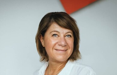 Hélène portrait wearing white shirt, against light grey background