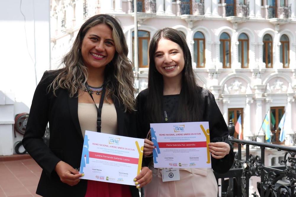 Ecuador delegation National Prizes Winners- female young leaders holding certificates