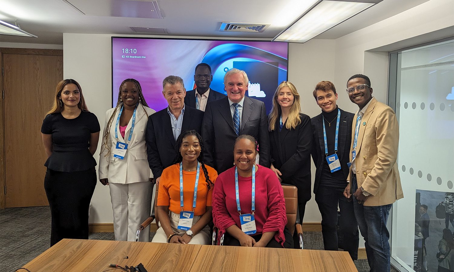 Group photograph of the OYW23 meeting between InterAction Council and One Young World Ambassadors, with Bertie Ahern and Juan Manuel Santos