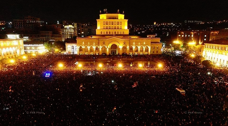 Circling the Squares: Photography and Armenia's Public Spaces of Pain and  Beauty