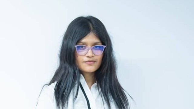 Portrait de Jahnnobi Rahman sur fond blanc