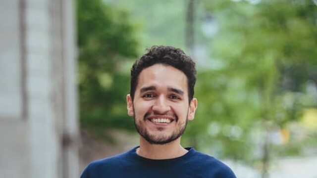 Jose Zea portrait photo sur fond de campagne urbaine