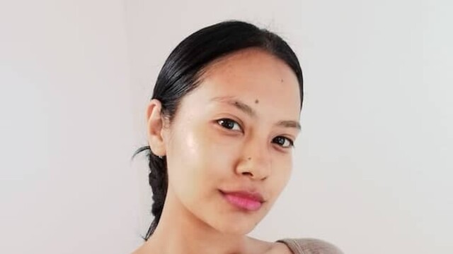 Portrait de Senchhen Hangma Limbu en haut beige sur fond beigePortrait de Senchhen Hangma Limbu en haut beige sur fond beige