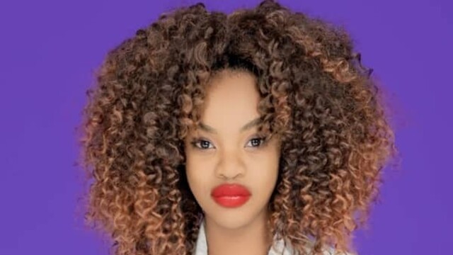 Portrait de Sue Whisky sur fond violet