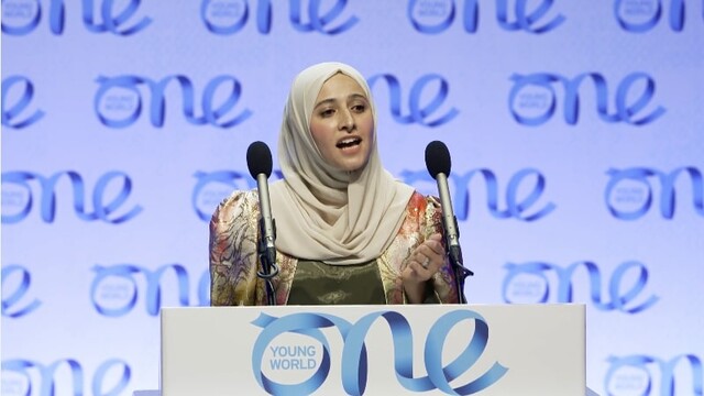 Walaa Ahmed on stage presenting at the Peace and Reconciliation Plenary, Belfast Summit 2023