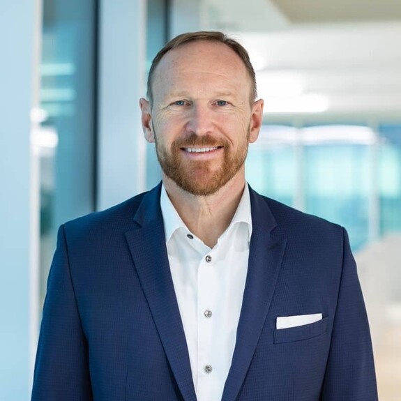 Stefan Scheiber portrait in white shirt and navy blue suit