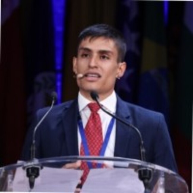 Antonio Díaz Aranda speaking at an event