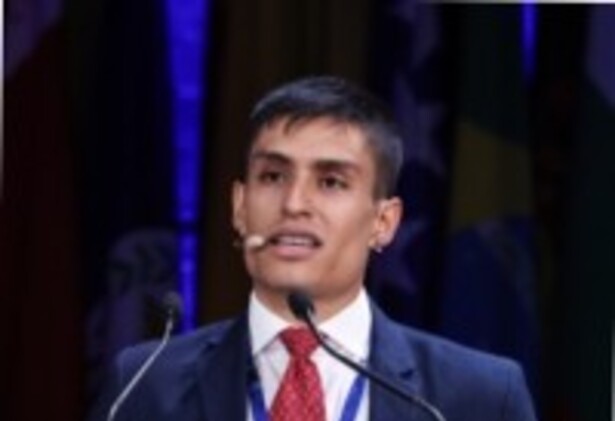 Antonio Díaz Aranda speaking at an event