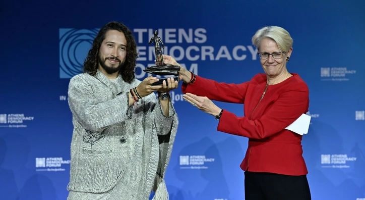 Winner of Kofi Annan NextGen Democracy Prize is presented with Award